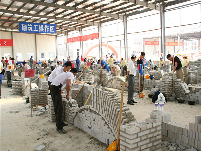 建筑工程技术专业 (省级重点专业) 【专业培养目标】培养具备工程项目现场施工、组织等职业能力,主要从事建筑工程施工一线的生产、技术、管理等工作的技术技能型人才。 【学生获奖】 【课程设置】 (1)理论课程体系 A必修课(包括文化基础课程、专业平台课程、专业核心课) B选修课(包括限定选修课和任意选修课) (2)实践课程体系 【专业教学团队】建筑工程技术专业为我院的龙头专业,该专业教学团队为省级教学团队,其中正高工职称4名,高级职称比例达70%以上,多名教