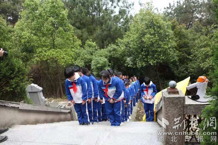 通讯员郭远杰)4月9日,蔡甸区永安中学七年级全体师生来到革命先烈