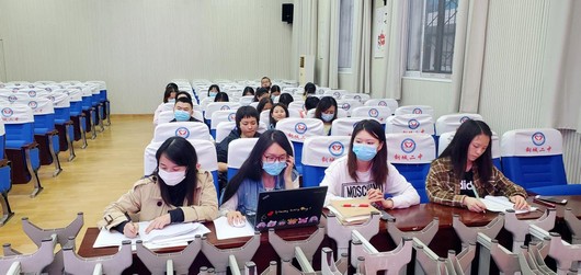 在青春的赛道上奔跑钢城二中举办青年教师座谈会