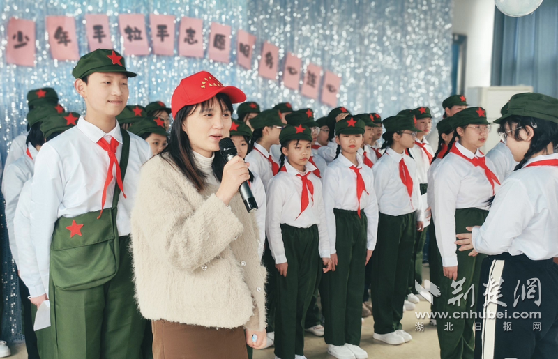 追"锋"少年手拉手 武汉市英格中学一分校传承雷锋精神-荆楚网-湖北