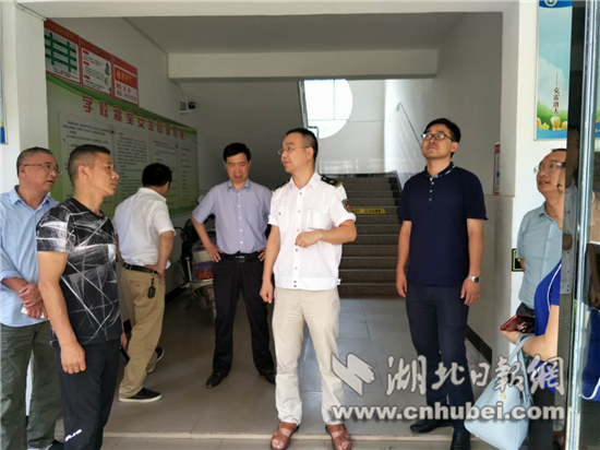 公安县领导李维一行检查闸口初级中学安全工作