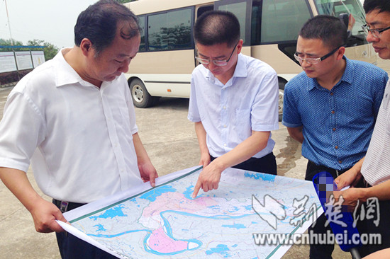 嘉鱼县委书记熊征宇的一天(四):做官先做事