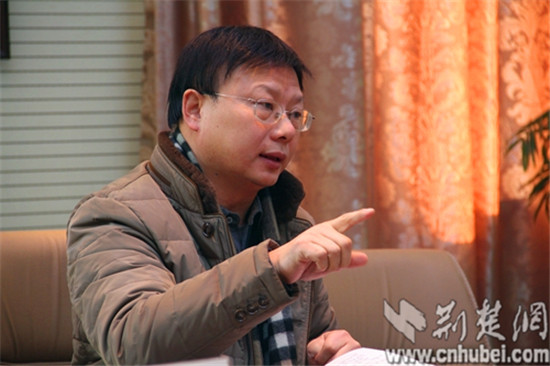 图为:雷刚主任与武汉经济技术开发区实验小学的老师交流