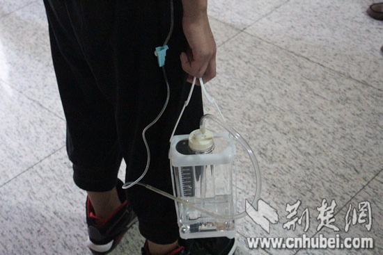 武汉考生挂胸瓶坚持参加高考 救护车全程陪护